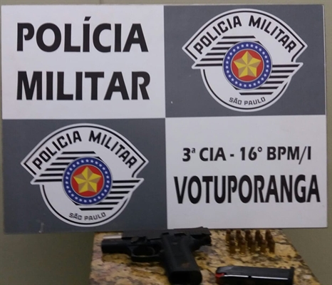 Com o individuo foi localizado uma pistola calibre 380 com 15 munições intactas (Foto: Divulgação/PM)