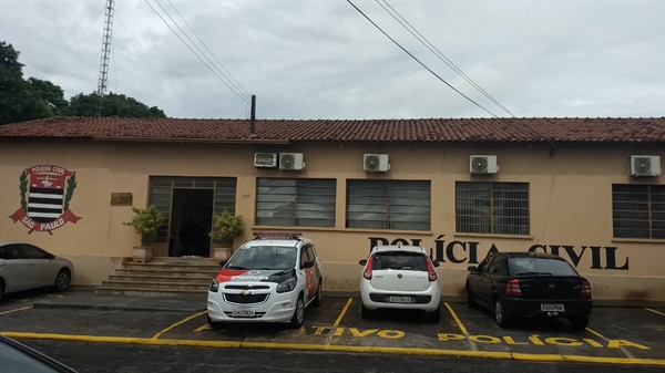 Segundo a polícia, homem tentou furtar uma empresa de cimento. Polícia Militar foi acionada e iniciou perseguição (Foto: Renan Contrera) 