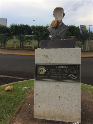 O busto do empresário e pai do ex-prefeito de Votuporanga Junior Marão, Nasser Marão Filho, foi alvo de vandalismo em Votuporanga (Foto: A Cidade)