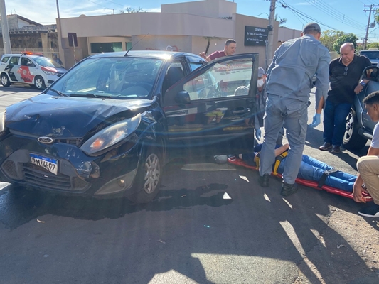 Três pessoas se envolveram no acidente e uma delas, um homem de 33 anos, precisou ser socorrido com ferimentos na cabeça  (Foto: A Cidade)