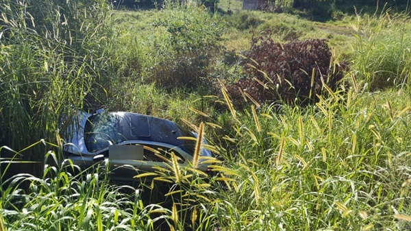 Carro caiu em ribanceira em vicinal que liga Potireandaba e Bady Bassit — Foto: Luiz Aranha/Gazeta do Interior