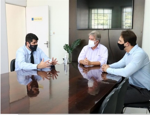 Diretores do Muffato se reuniram com o prefeito Jorge Seba e garantiram a doação de R$ 50 mil para o Hospital (Foto: Divulgação)