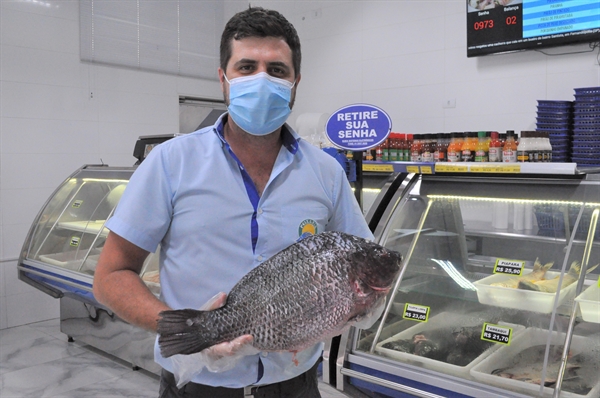 Procura por peixes aumenta até 50% às quartas e sextas na Peixaria Votuporanga durante a Quaresma, segundo o proprietário (Foto: A Cidade)