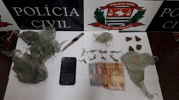 Os policiais da Dise de Votuporanga apreenderam drogas, dinheiro, celular e material para embalagem dos entorpecentes (Foto: Divulgação/Dise)