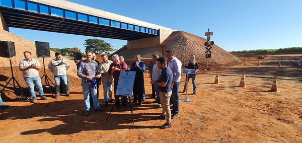 Inauguração da transposição da linha férrea contou com a presença de autoridades locais e representantes da Rumo (Foto: A Cidade)