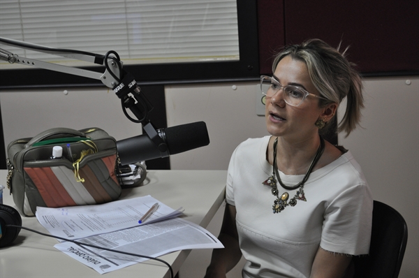 Além de responder dúvidas, Danielli esclareceu a população sobre o novo decreto de emergência em saúde pública (Foto: A Cidade)
