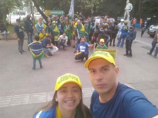 Votuporanguenses participaram das manifestações em São Paulo, com direito a bandeira gigante de apoio a Bolsonaro  (Foto: Arquivo pessoal) 