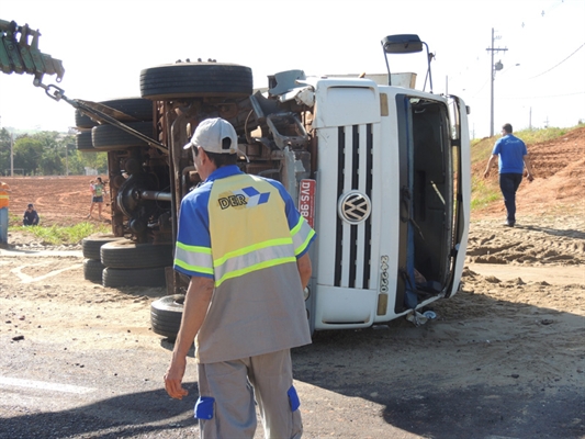 Colisão com carro tomba caminhão na rodovia