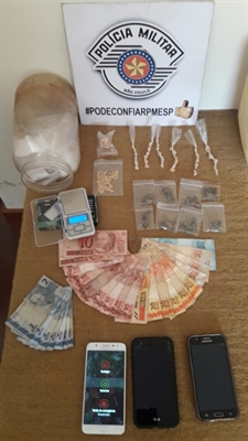 Os policiais apreenderam drogas, dinheiro e material para a embalagem (Foto: Divulgação/Força Tática)