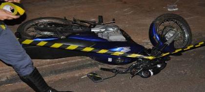 Jovem de 17 anos morre ao bater moto em muro