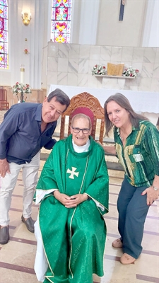  Ao avistar o radialista João Carlos, no domingo, o padre Nino gritou o nome do seu programa na rádio Cidade: “Bondade é Notícia”. (Foto: A Cidade)