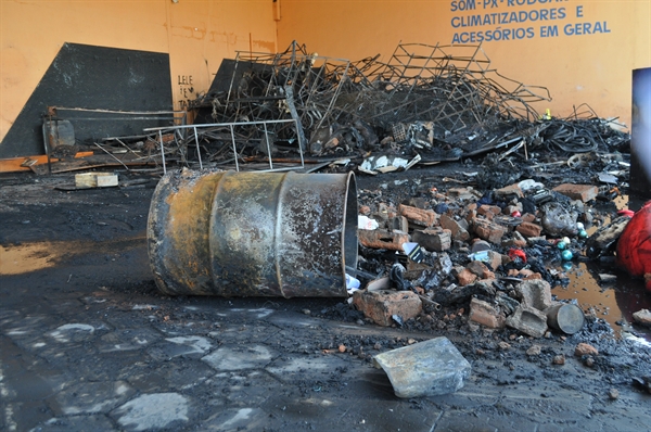 “Vaquinha” virtual tenta arrecadar R$ 500 mil para reerguer loja de acessórios que foi destruída por incêndio nesta semana (Foto: A Cidade)