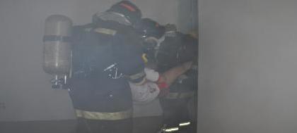 Bombeiros simulam resgate em intensa fumaça 
