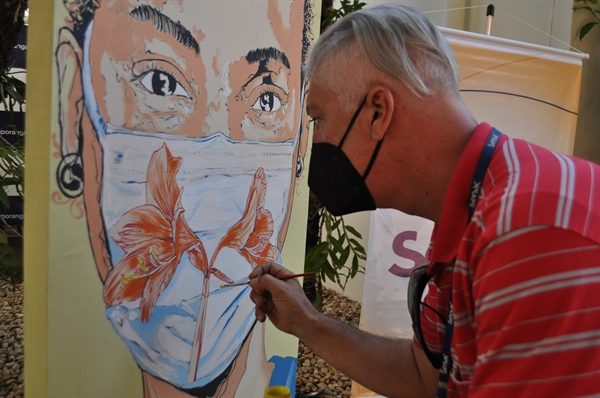 O professor e artista Edgard Andreata deu os toques finais à sua obra, em homenagem aos profissionais da saúde, no Senac de Votuporanga (Foto: A Cidade)
