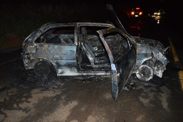 Carro pega fogo após colisão na rodovia SP-461