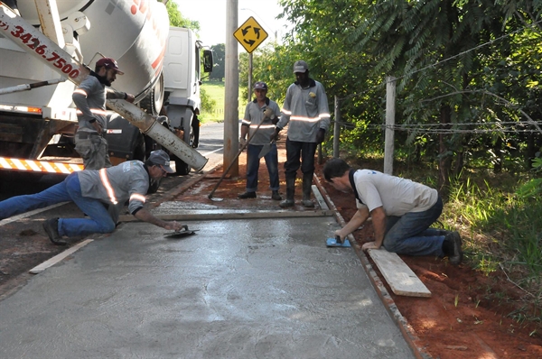 A Prefeitura de Votuporanga iniciou a construção do calçamento no acesso ao bairro Cidade Jardim, localizado na região leste da cidade (Foto: Divulgação/Prefeitura de Votuporanga)
