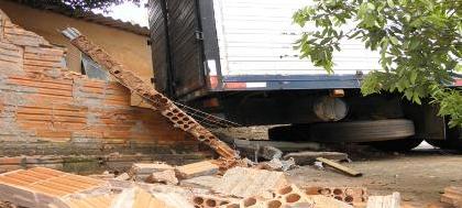 Caminhão desce ladeira e atinge casa no Bom Clima