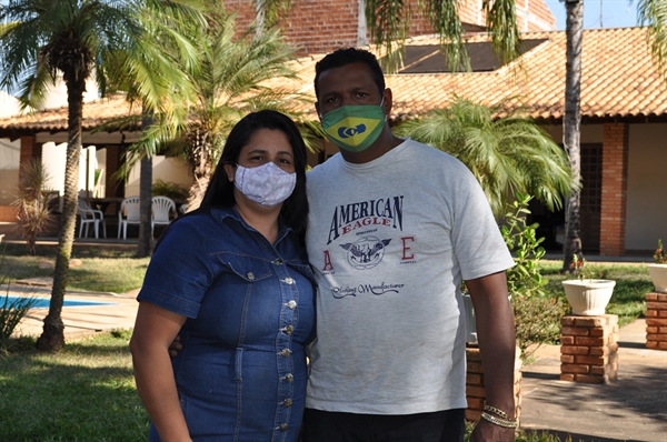 Preocupados com o frio, Karina e Dagoberto transformaram uma casa de festa em albergue para acolher moradores de rua  (Foto: A Cidade)