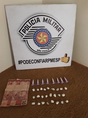 Os policiais militares apreenderam diversas porções de crack, cocaína, além de certa quantia em dinheiro (Foto:Divulgação/Polícia Militar)