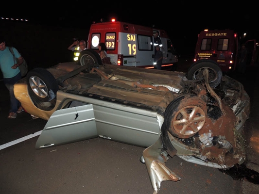 Carro despenca de barranco e capota na SP-320