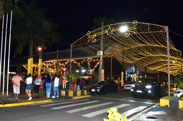 Lideranças políticas e empresariais da cidade participaram ontem da cerimônia do acender das luzes de Natal em Votuporanga (Foto: A Cidade)