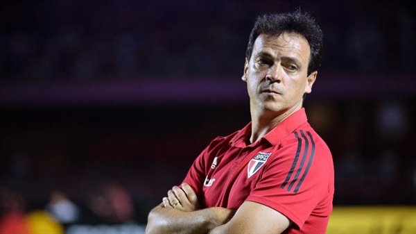 Fernando Diniz segue como técnico do São Paulo, derrota para o Coritibapode complicar a vida do treinador, que sofre pressão da torcida. (Foto: Bruno Ulivieri/AGIF)