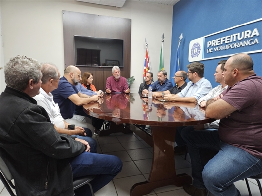 Ao lado de vereadores da base aliada, Jorge Seba anunciou que o bairro Pacaembu terá uma UBS até agosto (Foto: A Cidade)