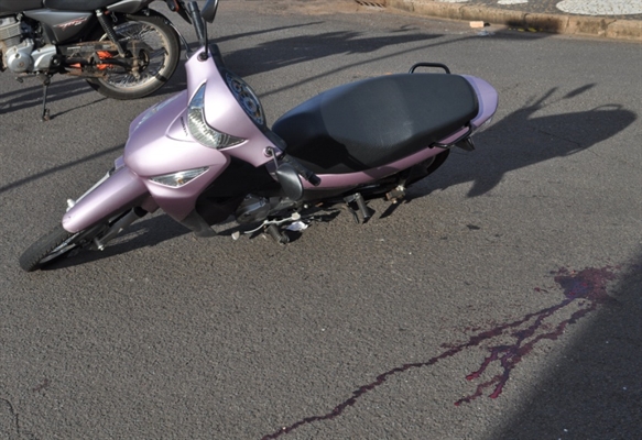 Motociclista sofre fratura exposta em acidente com motos na rua São Paulo