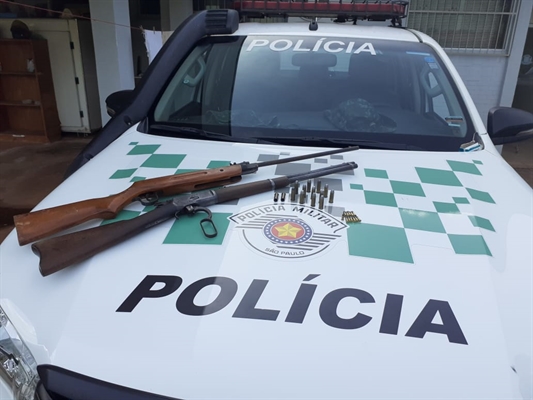 Os policiais militares ambientais encontraram duas armas irregulares e diversas munições  (Foto: Divulgação Polícia Ambiental )