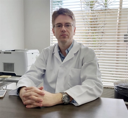 Dr. Ernesto José Hoffmann que explicou quais são os riscos de complicações da doença (Foto: Santa Casa)