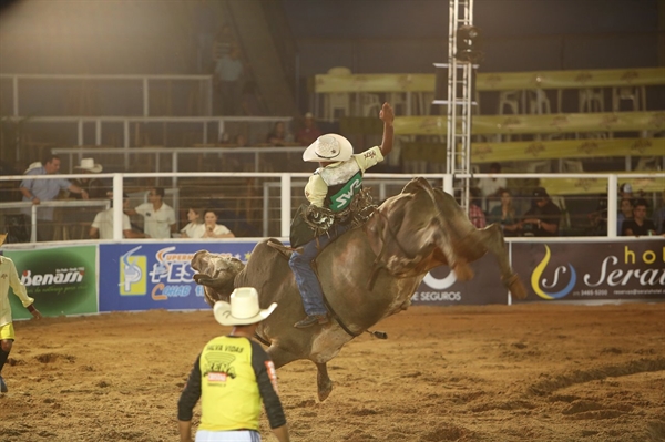 Os melhores peões irão garantir vagas no rodeio profissional da festa (Foto: Divulgação)