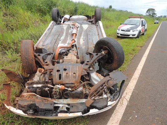 Homem de 50 anos fica ferido em capotamento na vicinal de Álvares