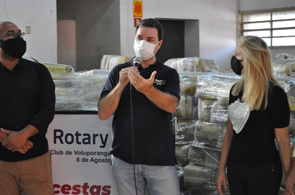 Valmir Dornelas na doação do Rotary '8 de Agosto' de mais de 2 mil cestas básicas à Votu Solidária e ao Fundo Social (Foto: A Cidade)