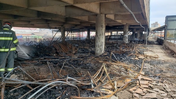 Incêndio de grandes proporções destrói camelódromo em Rio Preto (Foto: Arquivo Pessoal)