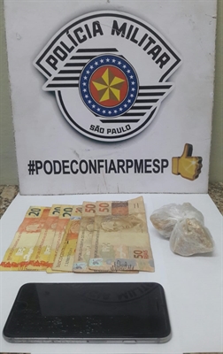 Os policiais militares da Força Tática apreenderam uma pedra bruta de crack e dinheiro oriundo do tráfico das drogas (Foto: Divulgação/Força Tática)