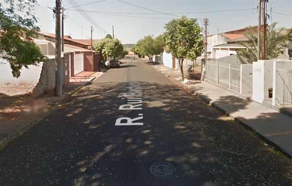 O crime aconteceu durante a noite de anteontem, na rua Rui Barbosa, no bairro Jardim Bom Clima, em Votuporanga (Foto: Reprodução)