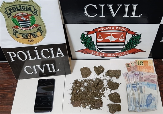 Foram localizadas seis porções de maconha, dinheiro oriundo do tráfico, aparelhos celulares e uma motocicleta (Foto: Divulgação/Dise)