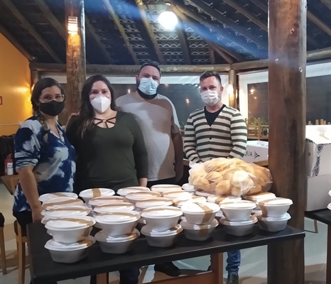 Objetivo da doação foi alimentar as pessoas em situação de rua, já que muitas não têm condições de preparar seu próprio alimento (Foto: Prefeitura de Votuporanga)
