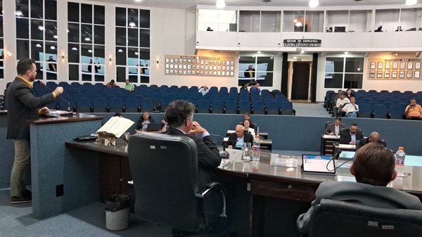 Vereadores aprovaram na noite de ontem o pedido de vistas ao projeto que criava a campanha “Não dê esmolas, dê oportunidade” (Foto: Assessoria)