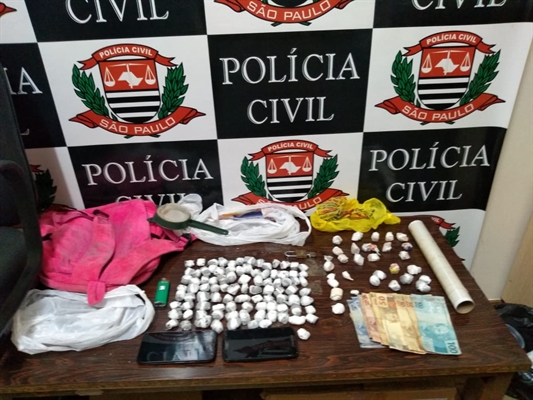 Os policiais apreenderam diversas porções de entorpecentes, dinheiro e aparelhos celulares (Foto: Divulgação/DISE)