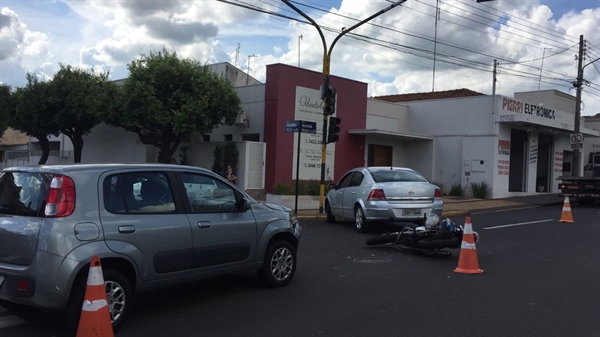 Um acidente de trânsito envolvendo dois carros e uma moto deixou duas pessoas feridas na tarde desta segunda-feira (4) (Foto: Gabriele Reginaldo/A Cidade)