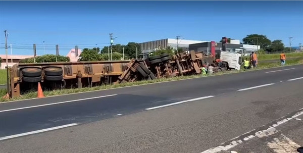 Caminhão carregado com vinhaça capota na Washington Luís