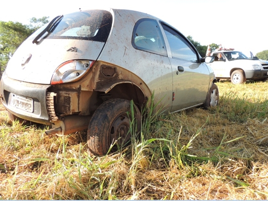 Mulher aguarda carona na rodoviária, mas carro com marido e filho capota 