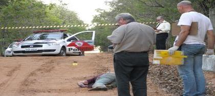 Mototaxista é encontra morto em estrada rural