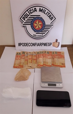 Os policias da Força Tática apreendeu uma pedra de crack, dinheiro, balança de precisão, entre outros objetos  (Foto: Divulgação/PM)