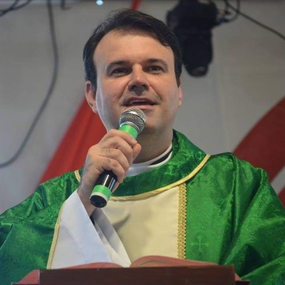 O padre Marcio Tadeu, Paróquia Senhor Bom Jesus da cidade, convidou a comunidade para participar do leilão (Foto: Reprodução)