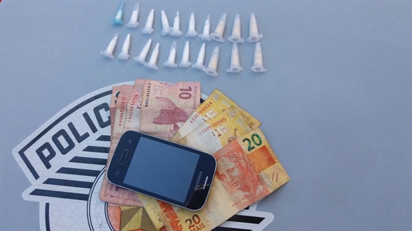 Dinheiro, drogas e celular apreendidos pela PM durante festa que aconteceu na madrugada desta sexta-feira (23)  (Foto: Divulgação/Polícia Militar)