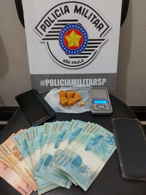 Foram localizadas mais cinco pedras grandes do entorpecente, totalizando 50 g da droga (Foto: Reprodução/Policia Militar)