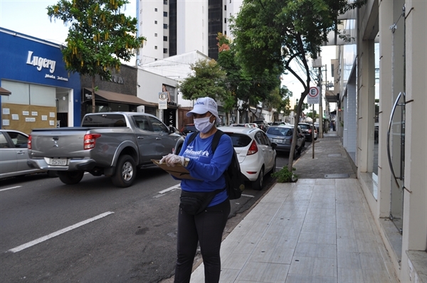 Cobrança de estacionamento rotativo conhecido popularmente como Área Azul segue funcionando na cidade. (Foto: A Cidade)