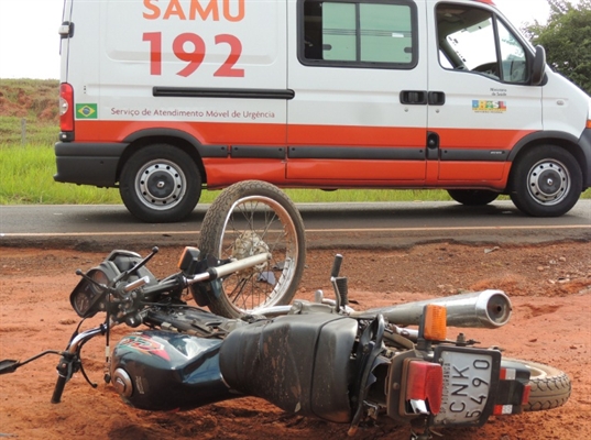 Motociclista sofre fratura exposta após colisão na vicinal de Parisi